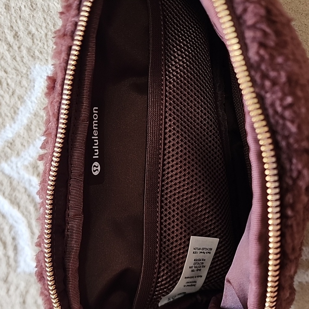 Lululemon Everywhere Belt Bag *Fleece in Brown Earth/Gold 2L NWT - Picture 4 of 7